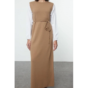 Kadın Tesettür Maxi Boy Regular Bej Kolları Dokuma Parça Detaylı Beli Bağlamalı Triko Elbise