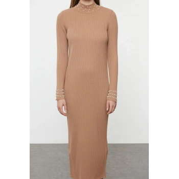 Kadın Moda Şık Tesettür Uzun Dik Yaka Fitted İnci Taş Aksesuarlı Triko Elbise