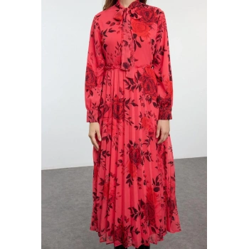 Kadın Tesettür Maxi Boy Boyundan Bağlamalı Astarlı Piliseli Şifon Dokuma Elbise