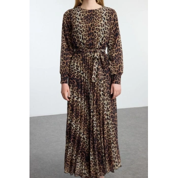 Kadın Tesettür Maxi Boy Regular Leopar Desenli Kuşak Detaylı Astarlı Piliseli Şifon Dokuma Elbise