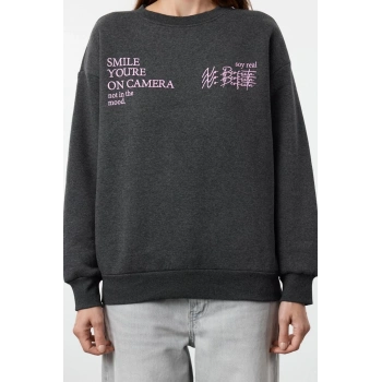 Kadın Regular Bisiklet Yaka Standart Kol Regular Basic Fit Baskılı Kalın İçi Polarlı Örme Sweatshirt