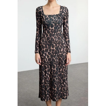Kadın Moda Şık Maxi Boy Kare Yaka Slim Leopar Baskılı Volanlı Vücuda Oturan Esnek Örme Elbise