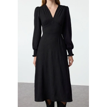 Kadın Moda Şık Midi Boy V Yaka Regular Belden Açılan Korsaj Detaylı Dokuma Elbise