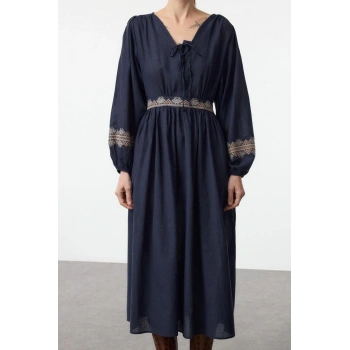 Kadın Moda Şık Midi Boy V Yaka Regular Belden Açılan Nakışlı Dokuma Elbise