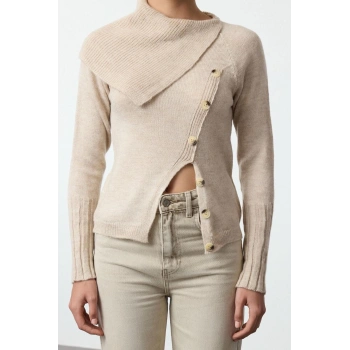 Kadın Moda Şık Devrik Yaka Standart Kol Regular Asimetrik Düğme Detaylı Yumuşak Dokulu Triko Kazak