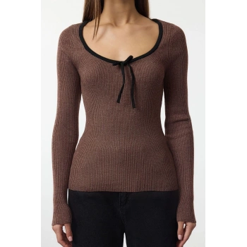 Kadın Moda Şık Havuz Yaka Standart Kol Regular Özel İplik Kurdeleli Detaylı Triko Kazak