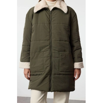 Kadın Moda Şık Bol Gömlek Yaka Midi Düz Astarlı Peluş Yaka Detaylı Su İticili Kapitone Şişme Mont