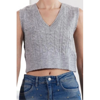 Kadın Moda Şık V Yaka Standart Kol Regular Crop Yumuşak Dokulu İnci Detaylı Saç Örgülü Triko Süveter