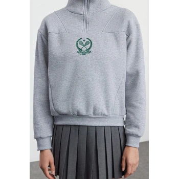 Kadın Fermuarlı Yaka Düşük Kol Standart Nakışlı Kalıp Kalın Polarlı Fermuarlı Yaka Örme Sweatshirt