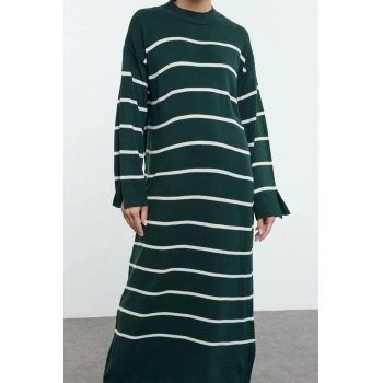 Moda Stil Relaxed Bisiklet Yaka Maxi Boy Tesettür Çizgili Kolu Yırtmaç Detaylı Triko Elbise