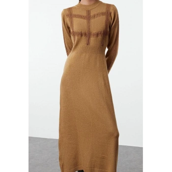 Moda Stil Fitted Dik Yaka Maxi Boy Tesettür Dantel Detalı Yumuşak Dokulu Triko Elbise