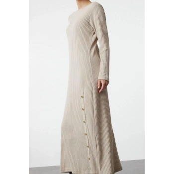 Moda Stil Fitted Bisiklet Yaka Maxi Boy Tesettür Düğme Detaylı Fitilli Örme Elbise