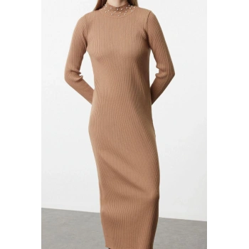 Moda Stil Fitted Dik Yaka Uzun Tesettür İnci Taş Aksesuarlı Triko Elbise