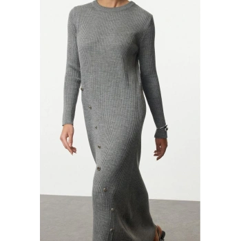 Moda Stil Fitted Bisiklet Yaka Maxi Boy Tesettür Gri Düğme Detaylı Triko Elbise