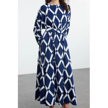 Moda Stil Regular Bisiklet Yaka Maxi Boy Tesettür Desenli Kemer Detaylı Krinkle Dokuma Elbise