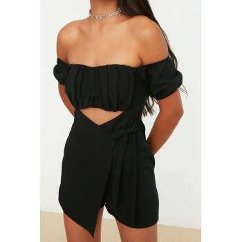 Kadın Moda Standart Kol Geniş Paça Carmen Yaka Düz Desen Kısa Pencere Cut Out Detaylı Dokuma Tulum