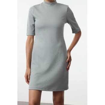 Moda Stil Slim Bisiklet Yaka Mini Boy Taş Detaylı Skater Belden Açılan Kısa Kollu Örme Kalem Elbise