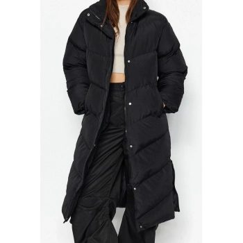 Tasarım Düz Astarlı Yaka Uzun Regular Dik Kadın Yandan Fermuar Detaylı Su İtici Uzun Şişme Mont