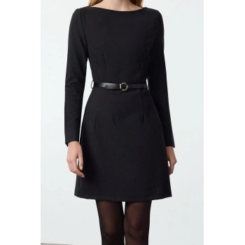 Moda Stil Fitted Kayık Yaka Mini Boy Kemerli Vücuda Oturan Dokuma Elbise