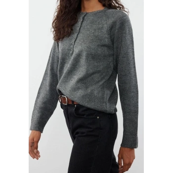 Stil Modern Kadın Regular Standart Kol Bisiklet Yaka Yumuşak Dokulu Düğme Detaylı Triko Kazak