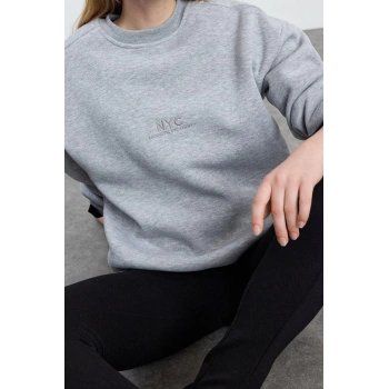 Oversize Bisiklet Yaka Düşük Kol Uzun Slogan Nakışlı Kalıp Kalın İçi Polarlı Örme Sweatshirt