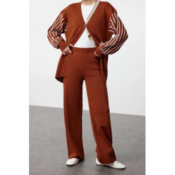 Moda Animal V Yaka Balon Kol Günlük Tarçın Desenli Balon Kollu Triko Hırka Pantolon Alt-Üst Takım