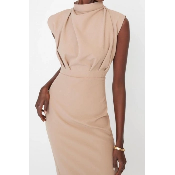 Moda Kolsuz Dik Yaka Midi Elbise Camel Vücuda Oturan Dik Yaka Midi Kalem Etek Dokuma Elbise