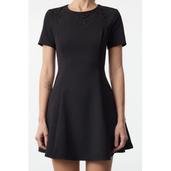 Moda Regular Bisiklet Yaka Mini Boy Eteği Belden Açılan Fiyonklu Taş Aksesuar Detaylı Dokuma Elbise