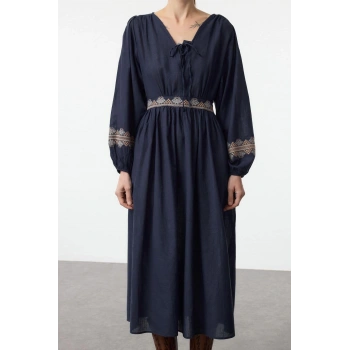 Moda Stil Regular V Yaka Midi Boy Belden Açılan Nakışlı Dokuma Elbise