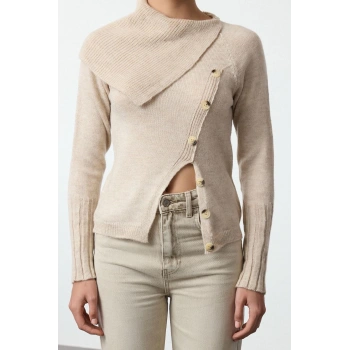 Stil Kadın Regular Standart Kol Devrik Yaka Asimetrik Düğme Detaylı Yumuşak Dokulu Triko Kazak