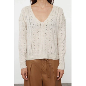 Stil Modern Kadın Regular Standart Kol V Yaka Yumuşak Dokulu Ajurlu Delikli Triko Kazak