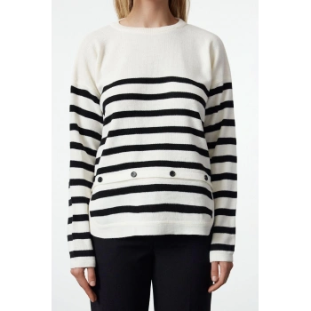 Stil Modern Kadın Regular Standart Kol Bisiklet Yaka Çizgili Fonksyonel Düğme Detaylı Triko Kazak