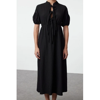 Moda Stil Regular Hakim Yaka Maxi Boy Fiyonk Detaylı Dokuma Elbise