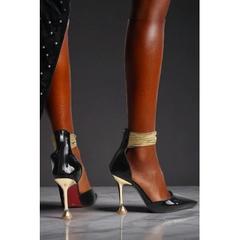 Kadın Heykelsi Tasarım Topuklu Altın Detaylı Topuklu Ayakkabı Sivri Burun Model