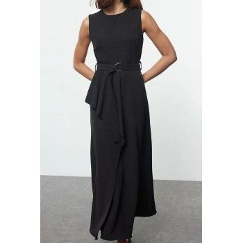 Moda Stil Fitted Bisiklet Yaka Uzun Tesettür Kemerli Önü Detaylı Kolsuz Dokuma Jile Elbise