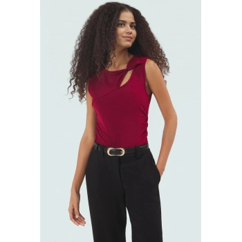 96% Polyester 4% Elastan Fitted Bluz Asimetrik Yaka Kolsuz Tasarım Zarifane