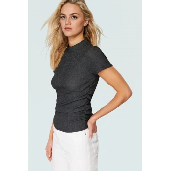 Büzgü Detaylı Rahat Bluz Dik Yaka Kısa Kol Örme Kumaş Trend Tasarım Premium Kalite