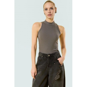 Dik Yaka Örme Bluz Fitted Kalıp %100 Polyester Yazlık Günlük Konforlu Kesim Şık Görünüm