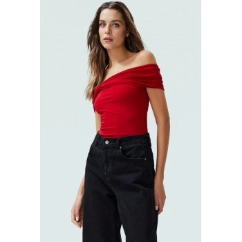 Esnek Örme Bluz Carmen Yaka Düşük Kol Detaylarıyla Günlük Stil Kullanım İçin