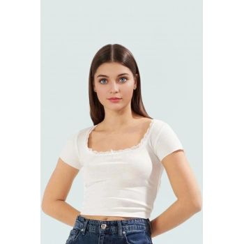 Fitted Crop Bluz Örme Kumaş Kare Yaka Dantel Detay Kaliteli İşçilik Özenle Seçilmiş