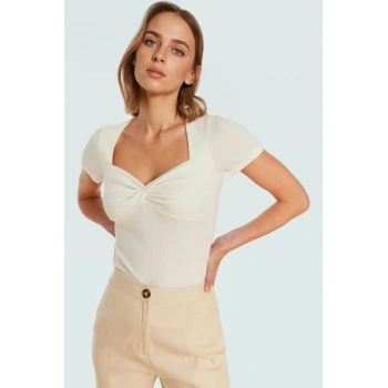 Fitted Vücuda Oturan Kalp Yaka Kısa Kollu Örme Bluz Yazlık Günlük Kombin Rahat Kullanım