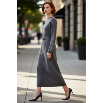 Kadın A Line Kemerli Metal Aksesuarlı Bisiklet Yaka Uzun Kol Maxi Triko Elbise Şıklık Sunuyor