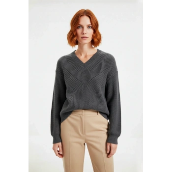 Kadın Akrilik Ajurlu V Yaka Triko Kazak Rahat Regular Kalıp Düşük Kol Kış Günlük Şıklık Sunar.