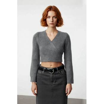 Kadın Antrasit Fitilli Kruvaze Triko Kazak Crop Kesimi ile Kış Günlerine Özel Şık Rahat Kombinler