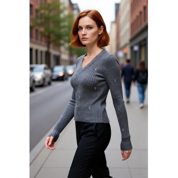 Kadın Antrasit Fitted V Yaka Taş Detaylı Triko Kazak Gündüzden Geceye Zarafet Sunuyor Kaliteli