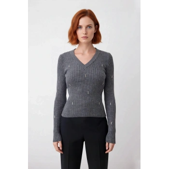Kadın Antrasit Fitted V Yaka Taş İşlemeli Triko Kazak Kış Sezonu İçin Şık Ve Rahat Bir Seçim