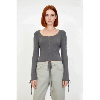 Kadın Bağcık Detaylı Fitted Triko Kazak Kış ve Sonbahar Şıklığı İçin Mükemmel Bir Parça Kaliteli