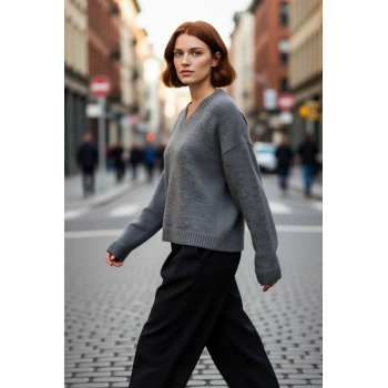 Kadın Basic Triko Kazak Geniş Kalıbı ve V Yaka Detayıyla Kışın Şık Rahat Kombinler Sunar