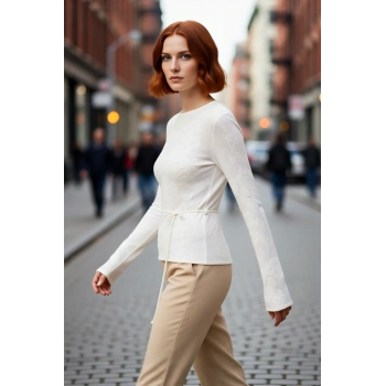 Kadın Bisiklet Yaka İnce Triko Kazak Fitted Kalıp Çiçek Deseni İle Konforlu Şık Görünüm Sunar