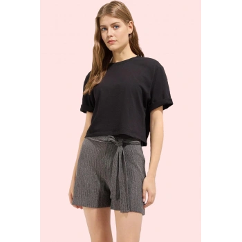 Kadın Bürümcük Dokuma Kısa Şort Bağlama Detaylı Rahat Günlük Yaz Hafta Sonu Modern Tasarım